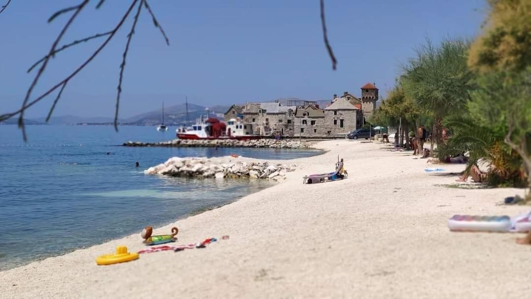 Apartmani Luis Kaštela Esterno foto