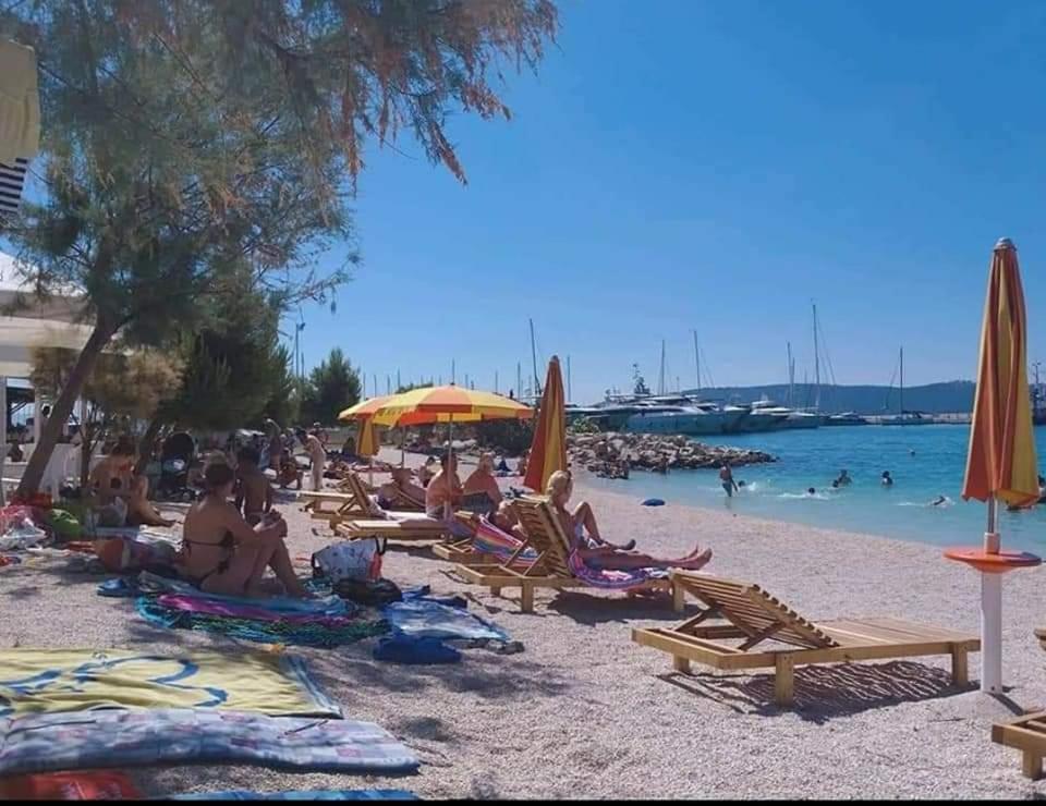 Apartmani Luis Kaštela Esterno foto