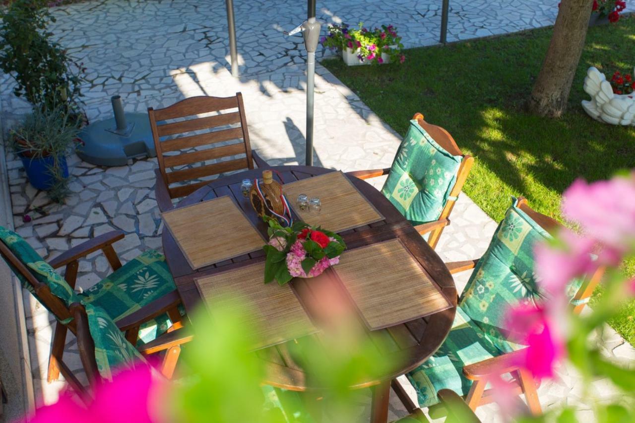 Apartmani Luis Kaštela Esterno foto