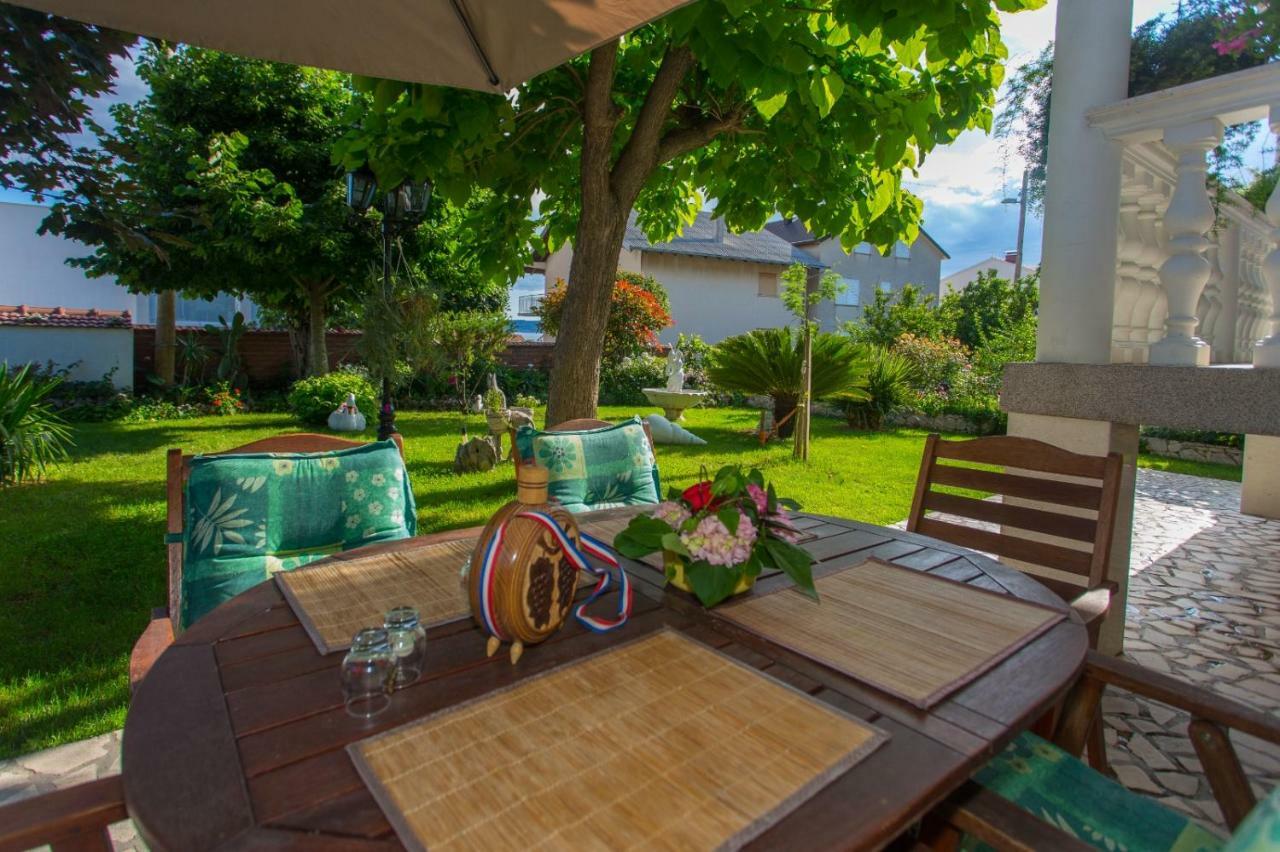 Apartmani Luis Kaštela Esterno foto