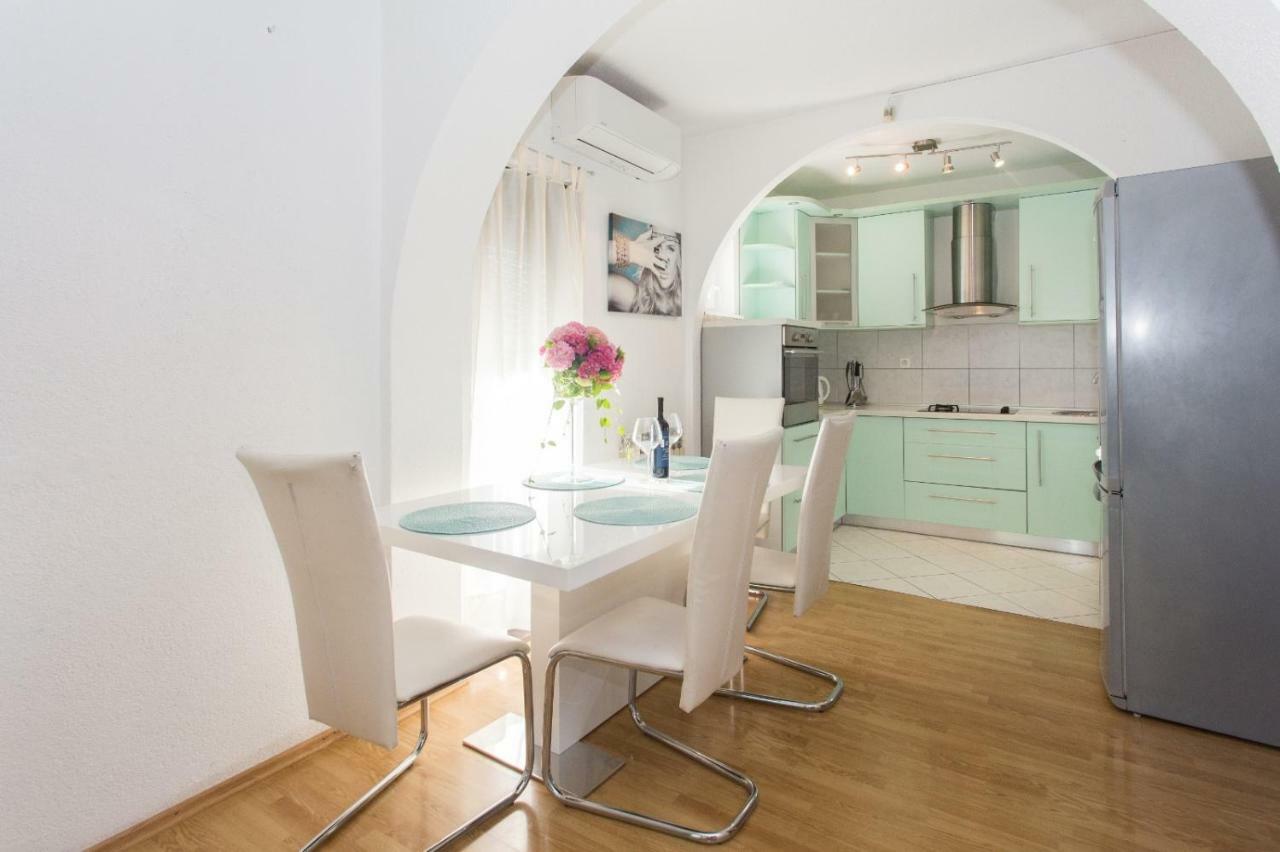 Apartmani Luis Kaštela Esterno foto