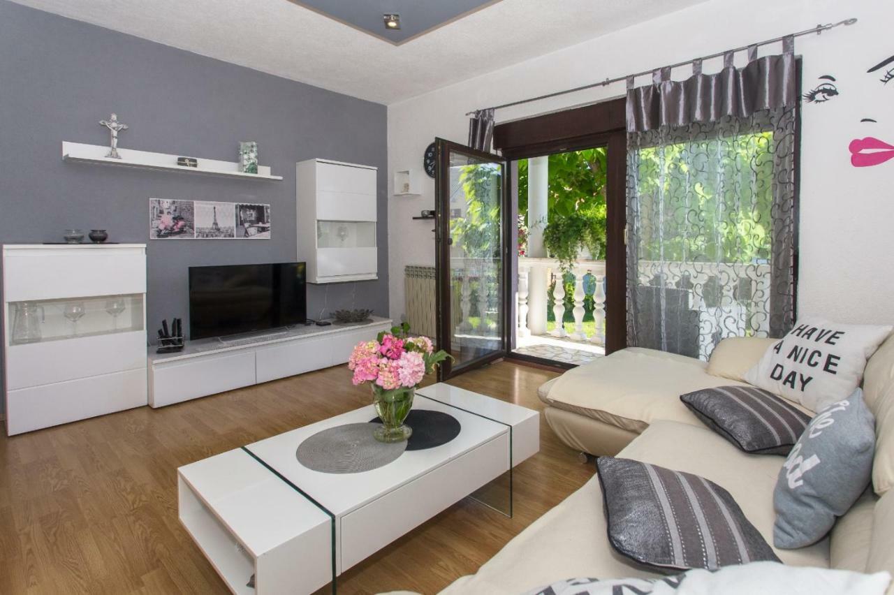 Apartmani Luis Kaštela Esterno foto