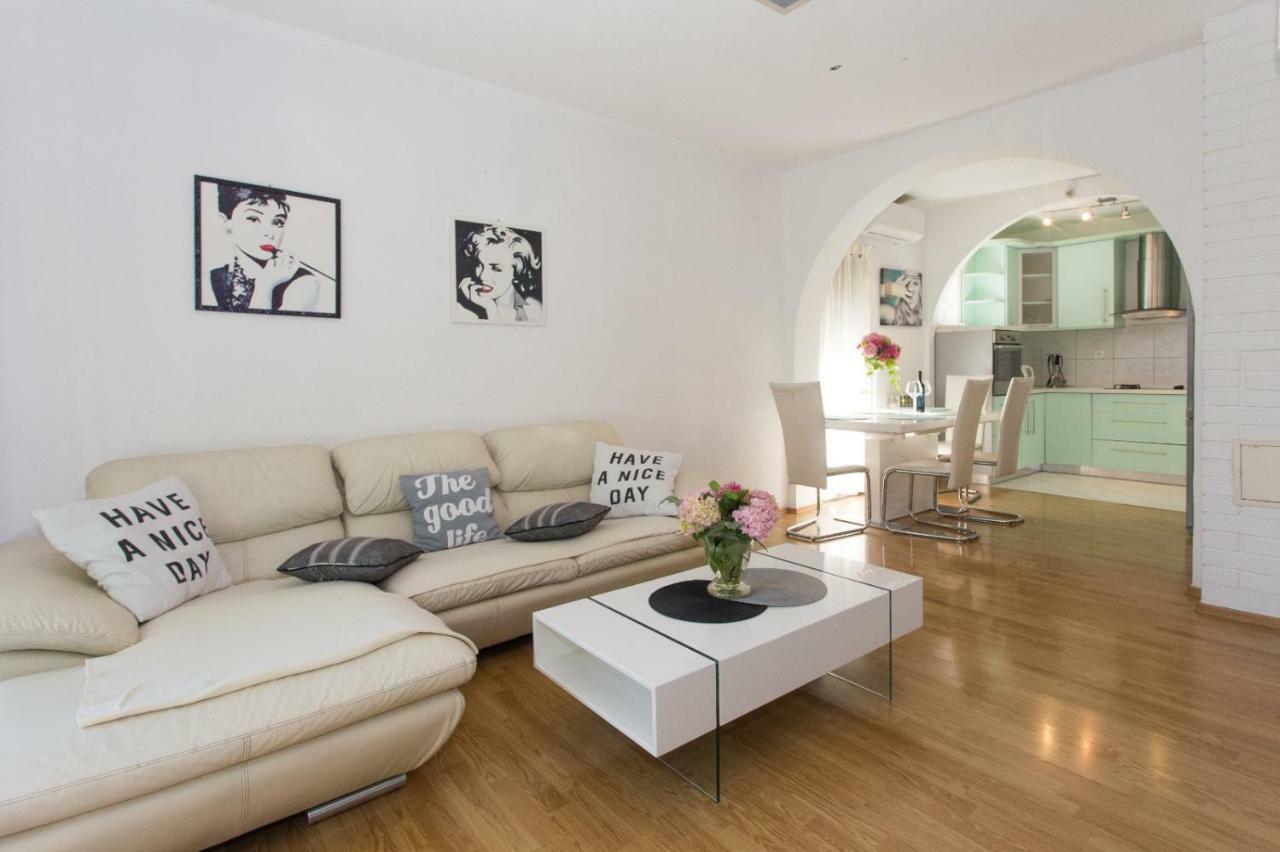 Apartmani Luis Kaštela Esterno foto