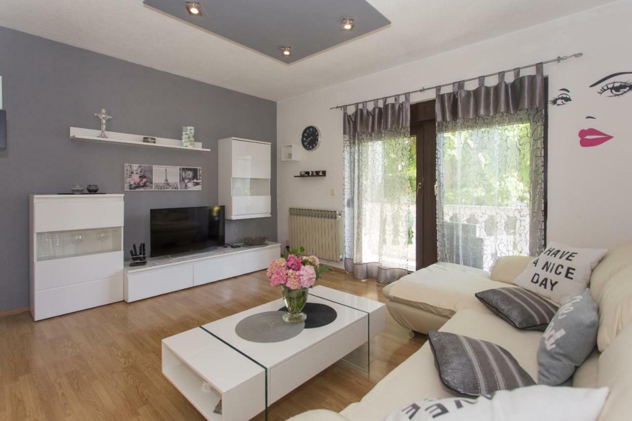 Apartmani Luis Kaštela Esterno foto