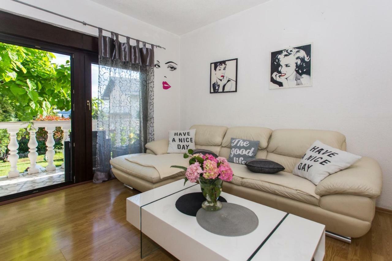 Apartmani Luis Kaštela Esterno foto
