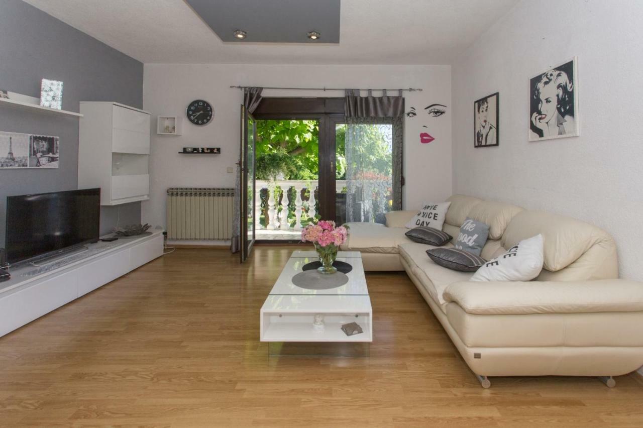 Apartmani Luis Kaštela Esterno foto